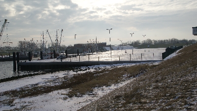 Hafen im Winter Winterlicher Sonnenschein im Hafen von Dornumersiel